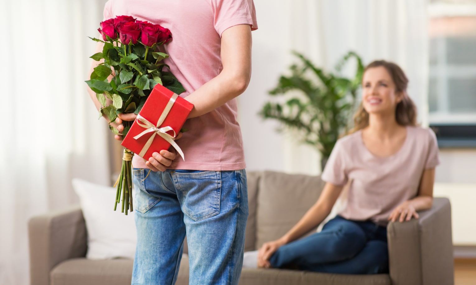 mees kingib naisele valentinipäevaks roose