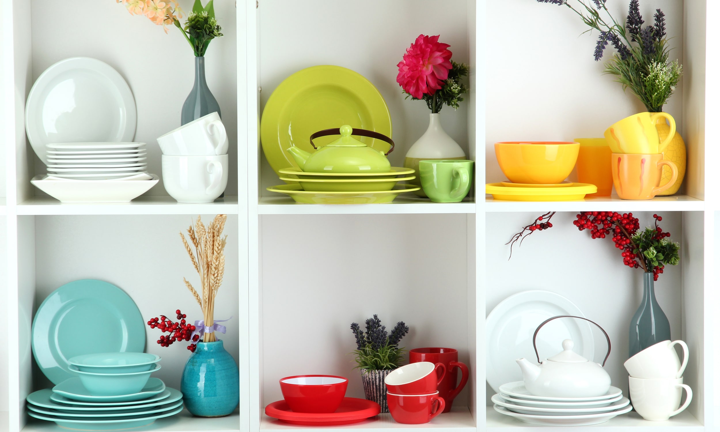 разноцветная посуда в кухонном помещении