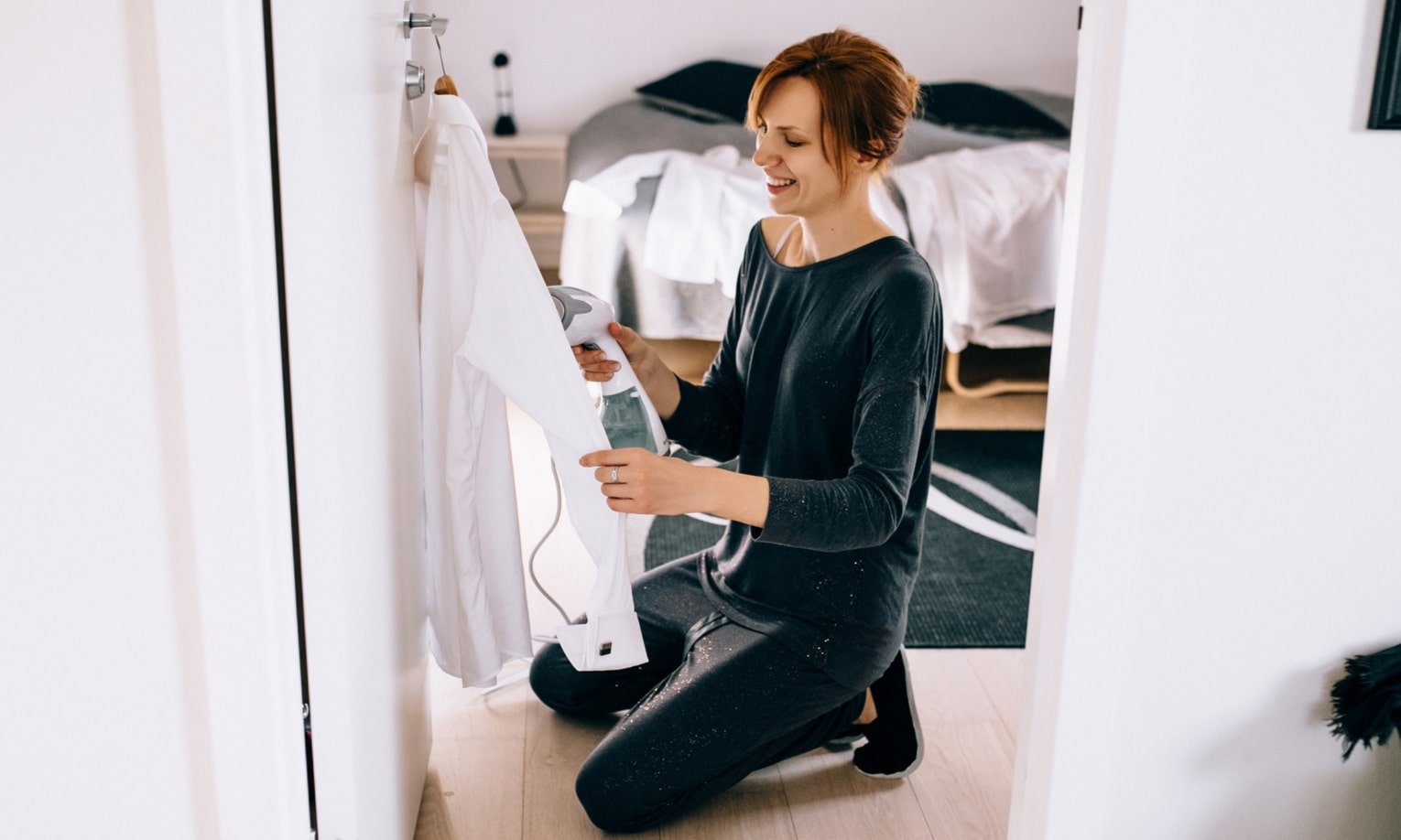 женщина гладит рубашку пааровым утюгом