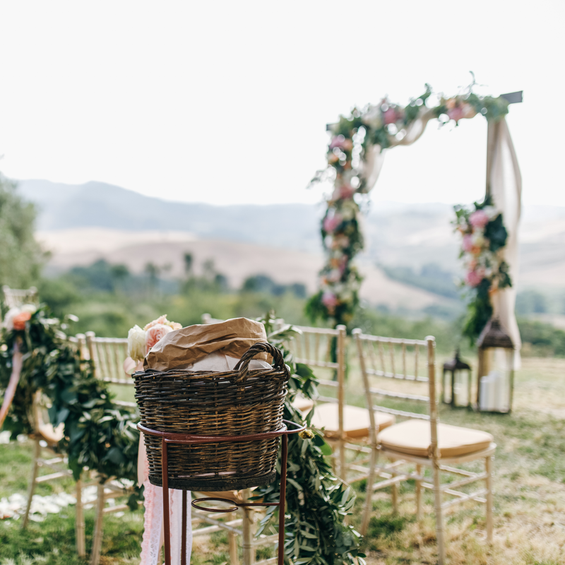 medine arka vestuvems gamtoje dekoruota gelemis