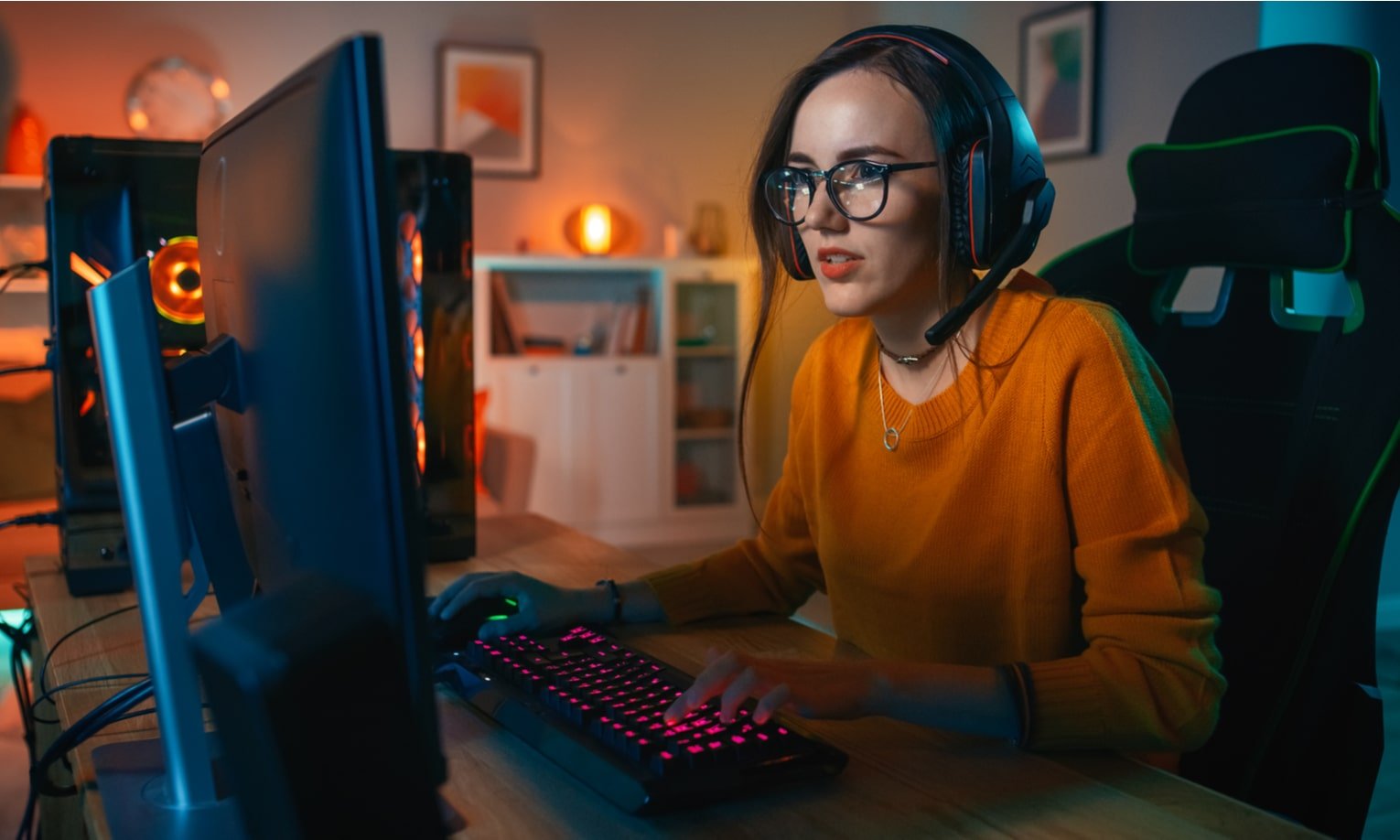 sieviete spele datorspeles ar profesionalu aprikojumu