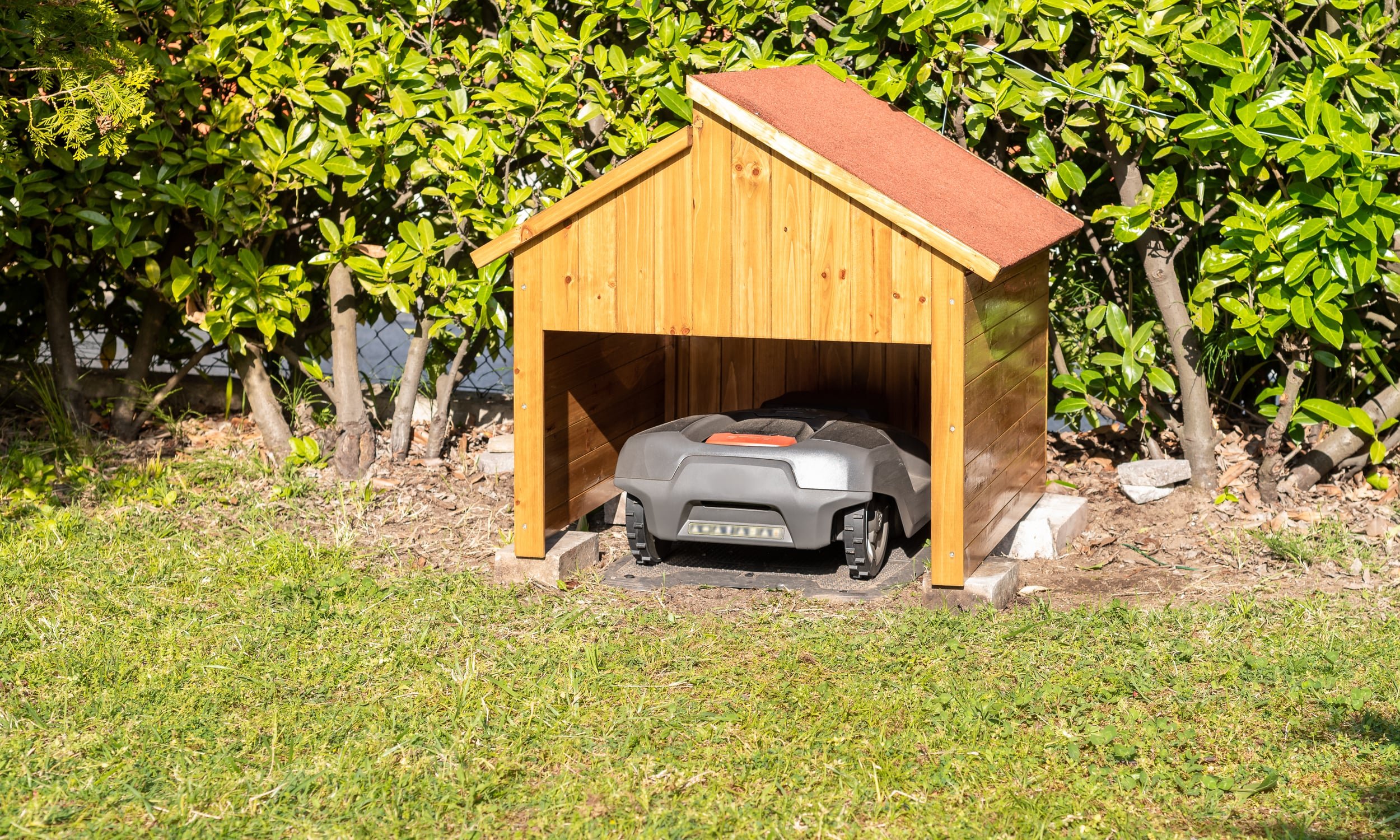 гараж для газонного робота