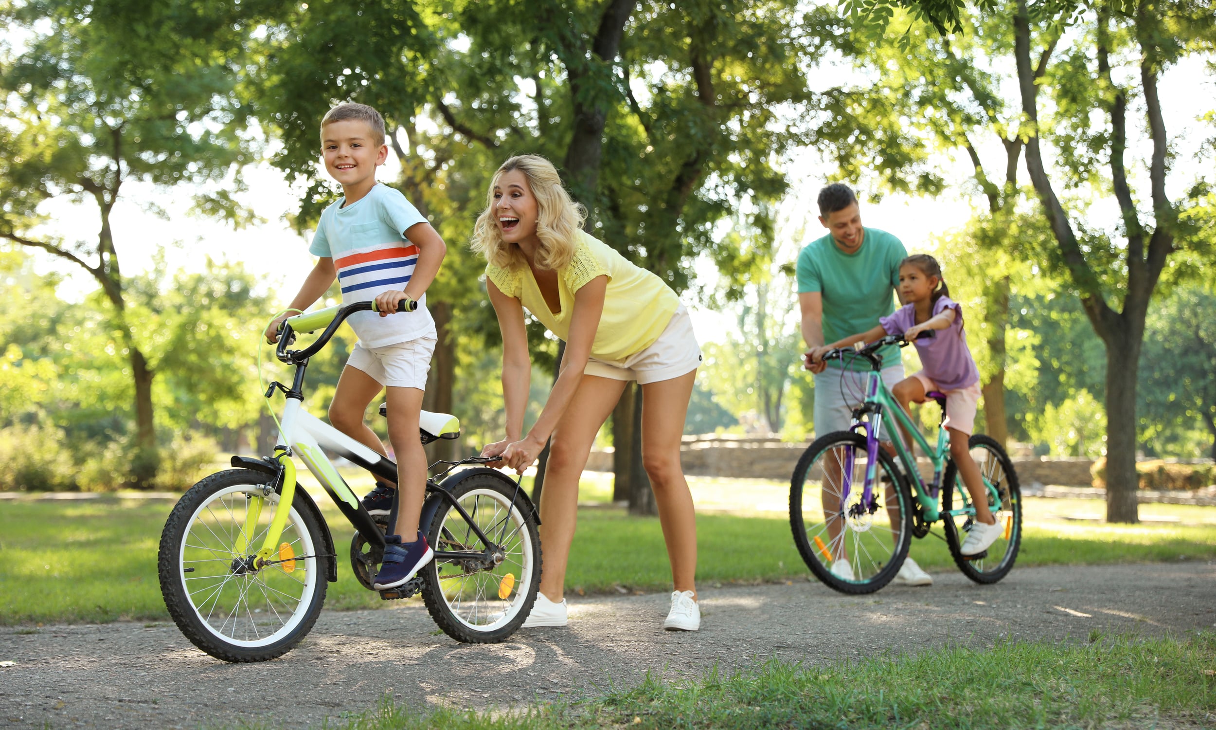 родители учат детей кататься на велосипеде