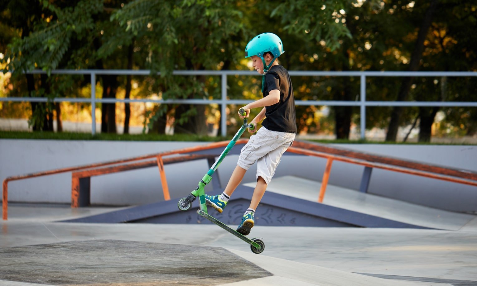 poiss sõidab skatepargis elektritõukerattaga