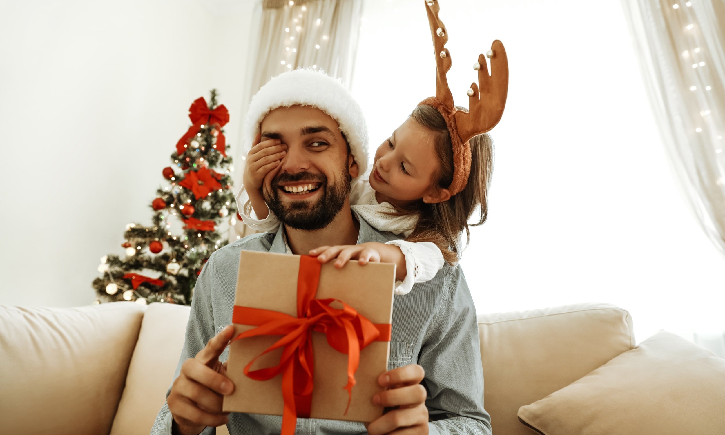 tüdruk soovib isale häid jõule ja annab kingituse