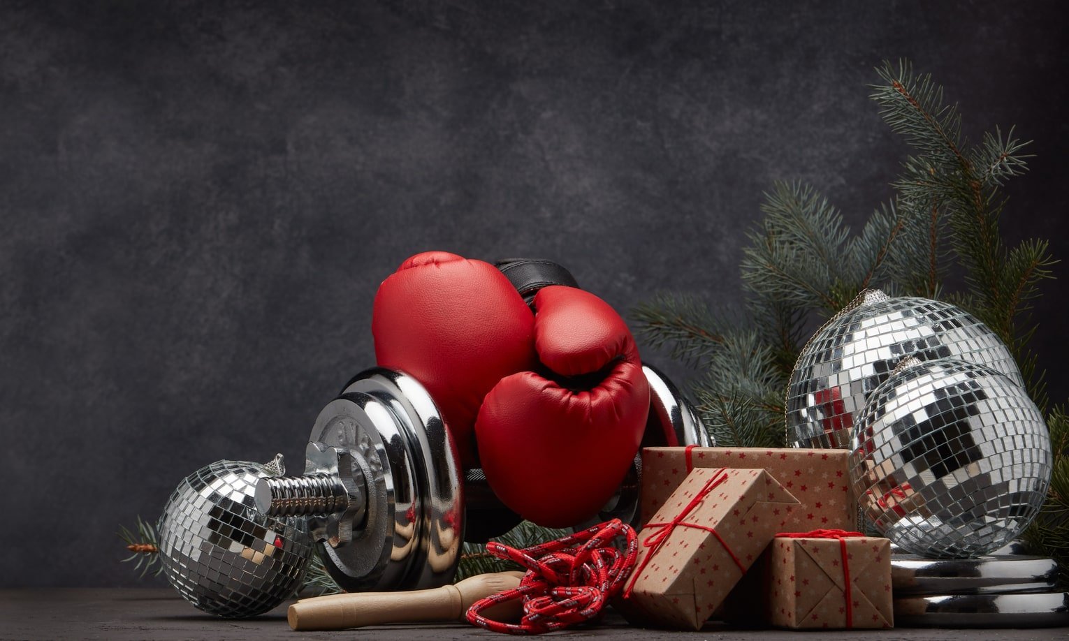 перчатки для бокса, гантели и рождественские декоры