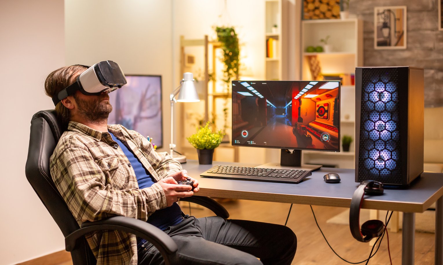 mees mängib arvutimängu VR prillidega