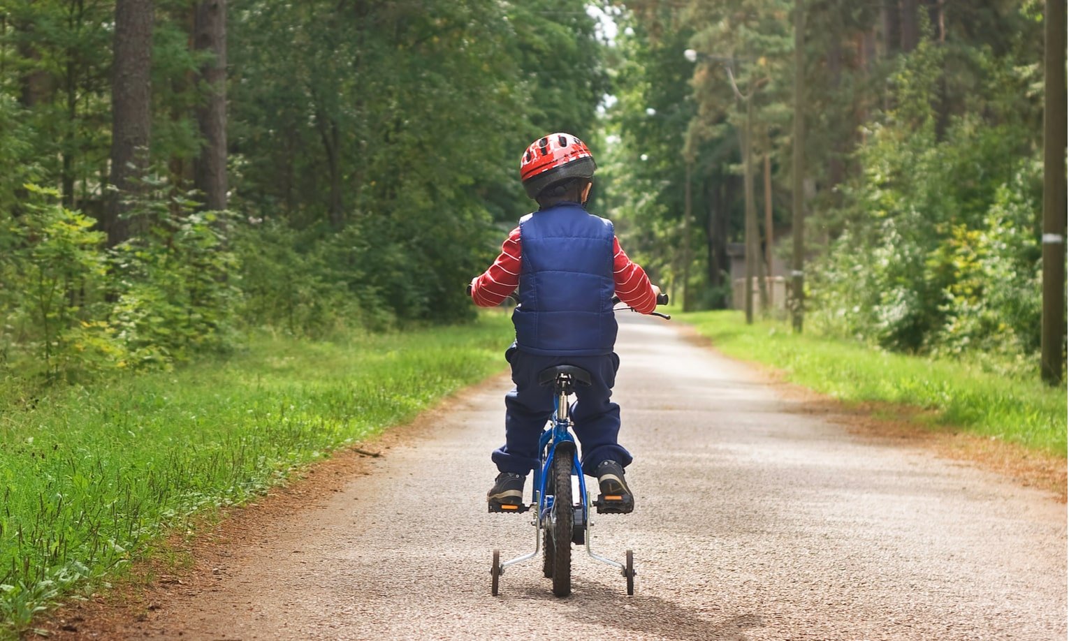 poiss sõidab metsas jalgrattaga