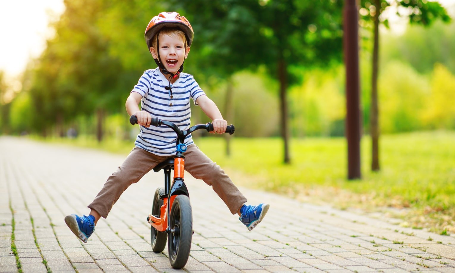 мальчик катается на велосипеде