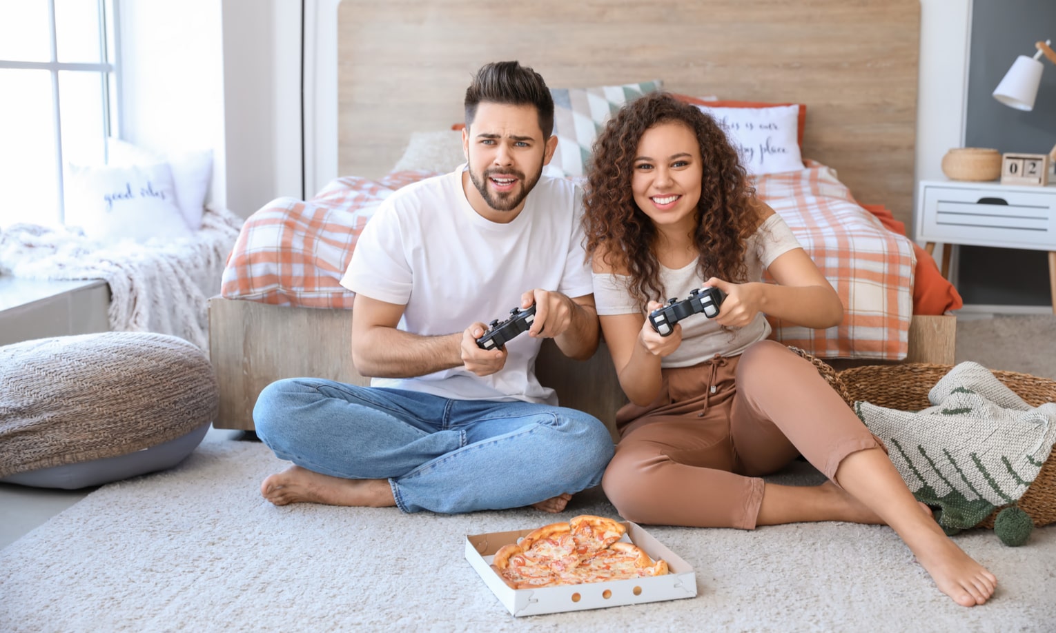 mies ja nainen pelaavat pelikonsolilla