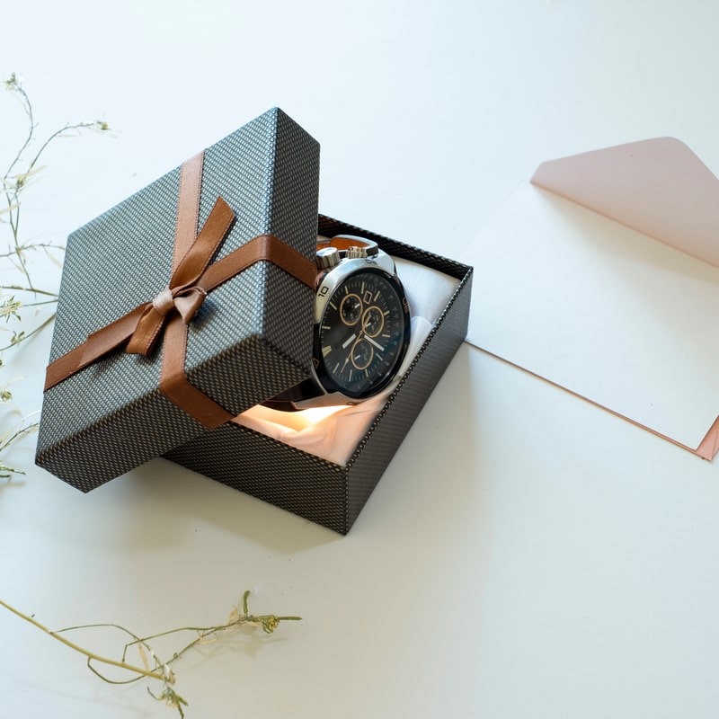 мужские часы в подарочной упаковке