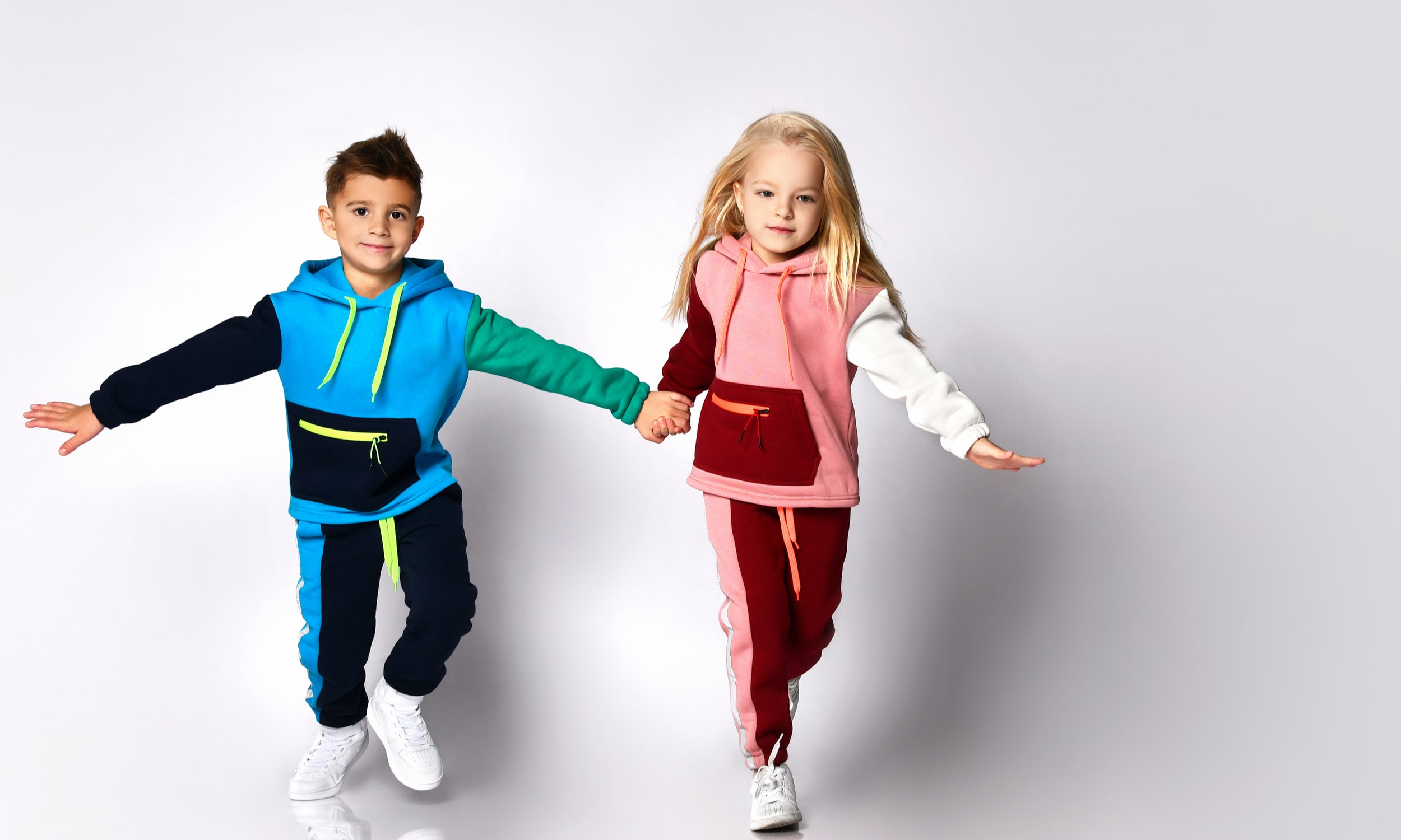 poiss ja tüdruk kannavad suviseid värvilisi dresse