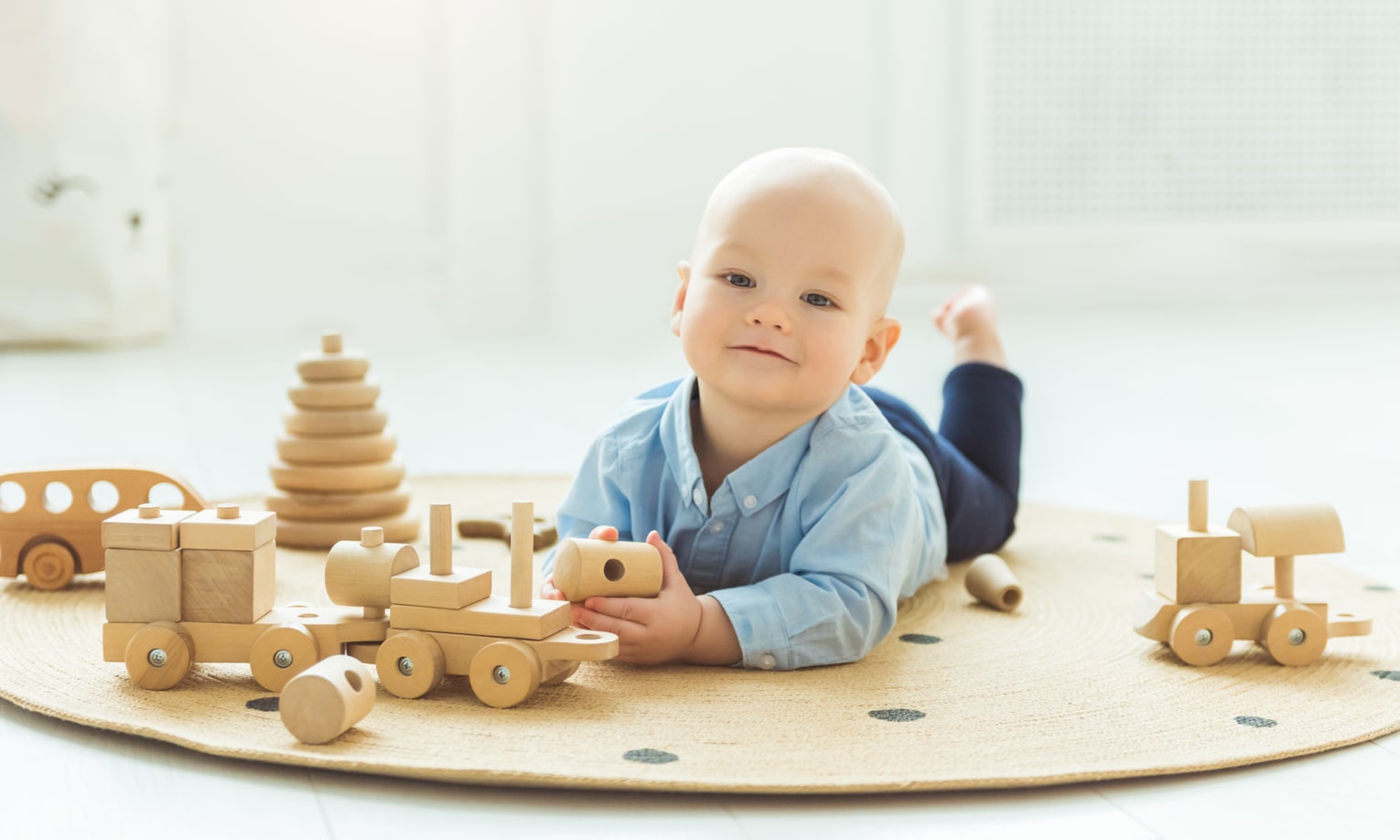 мальчик играет с деревянными игрушками
