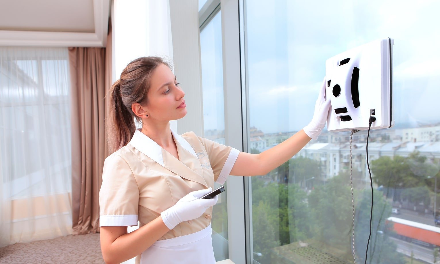 naine paneb aknapesuroboti tööle