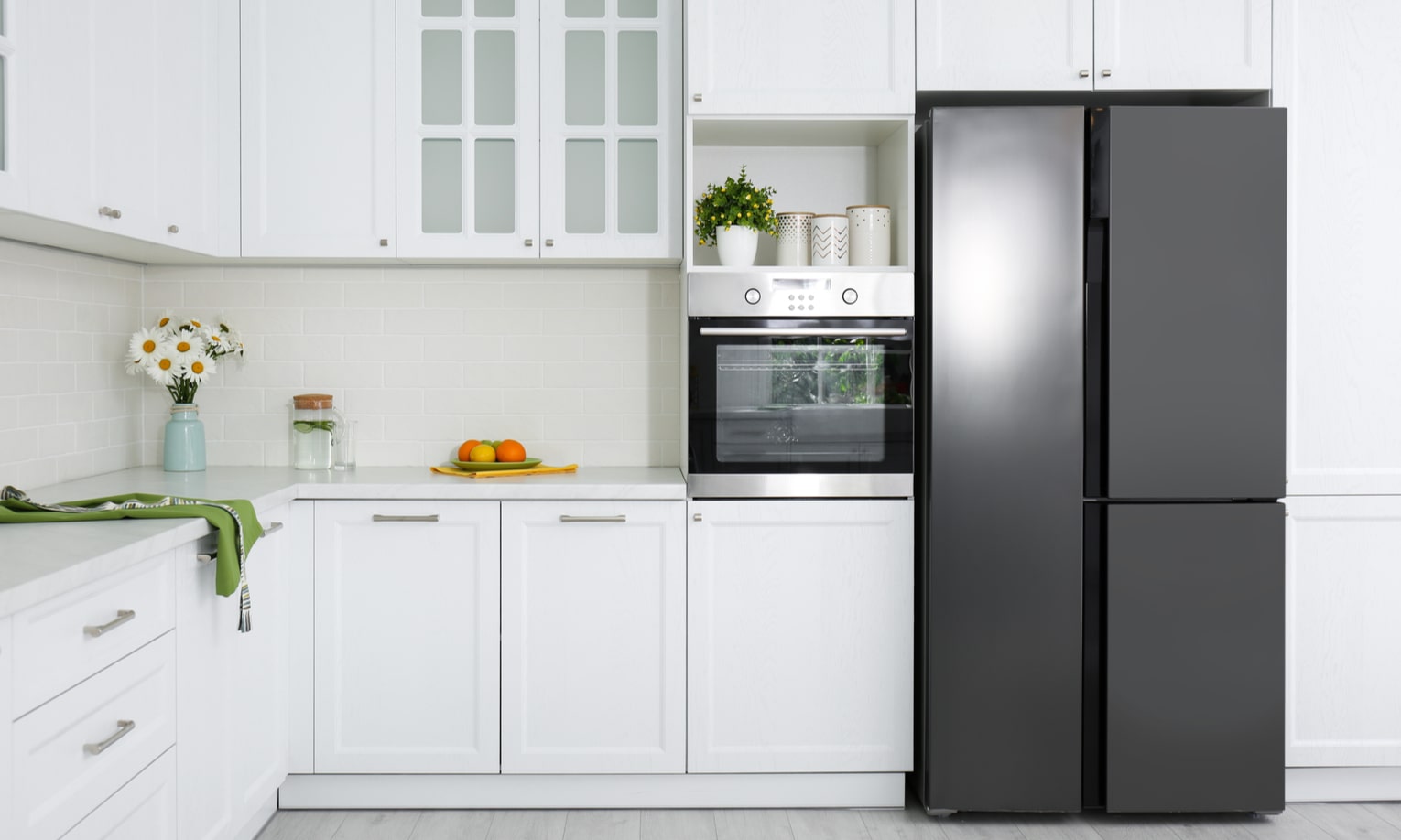 двухдверный холодильник на кухне