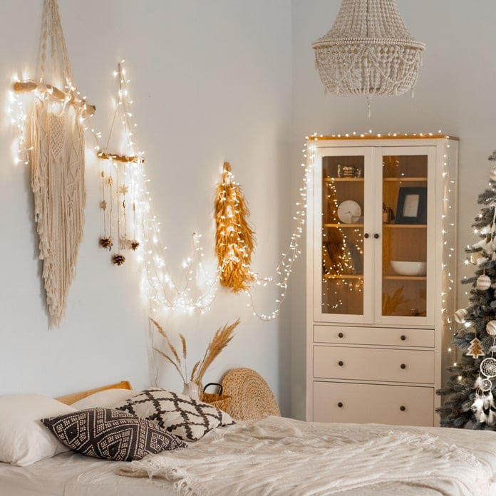 istaba dekoreta ar ziemassvetku virtenem
