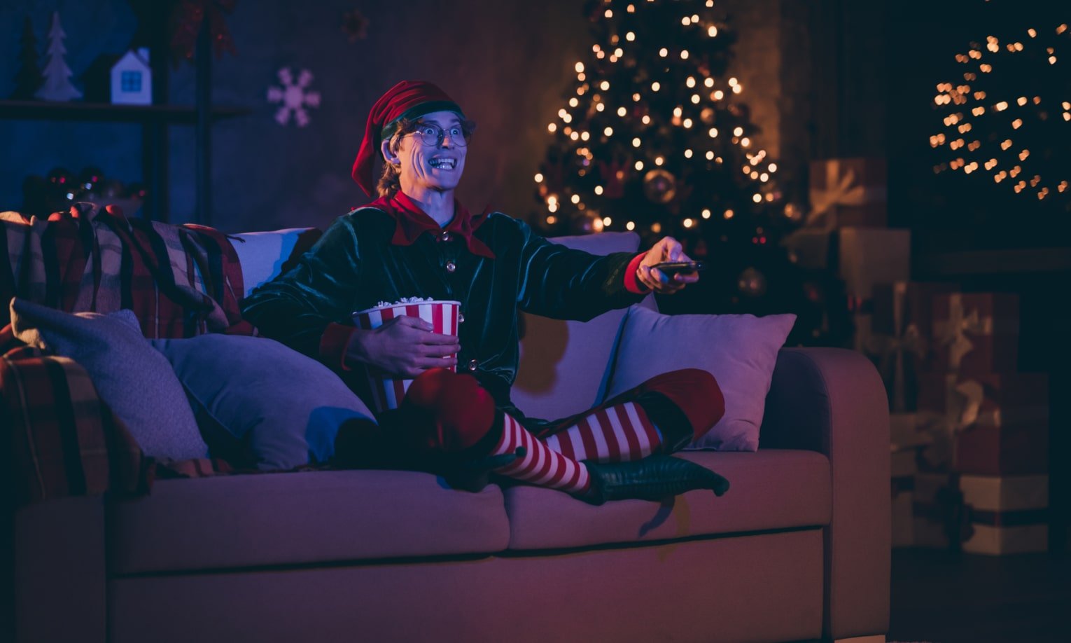virietis elfa kostima skatas ziemassvetku filmu uz divana