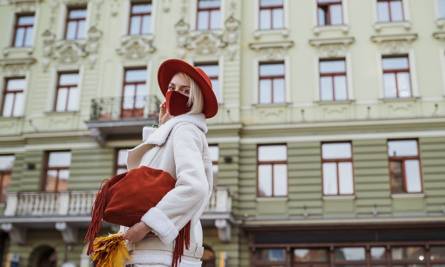 девушка в красной маске на улице