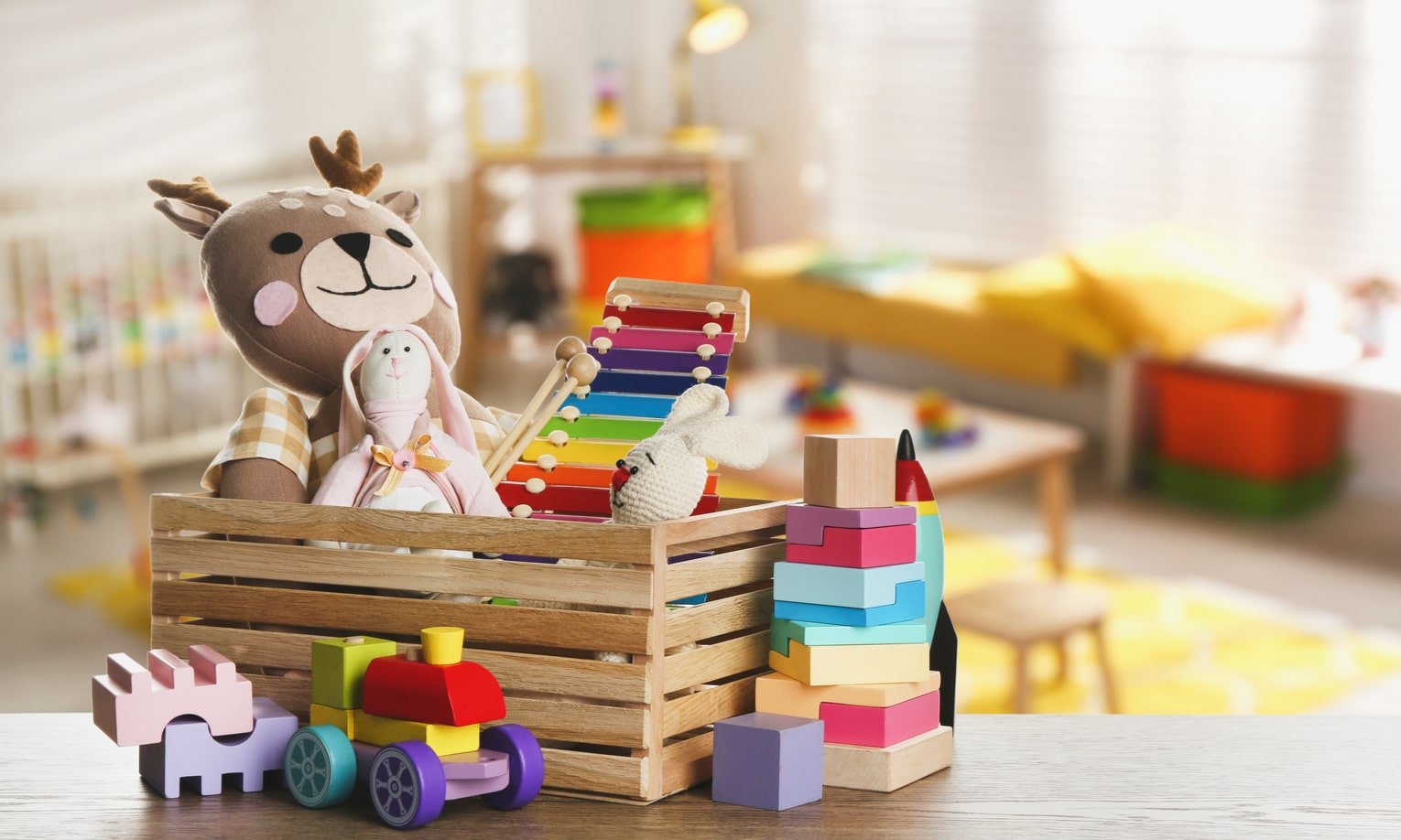 детские игрушки в деревянном ящике