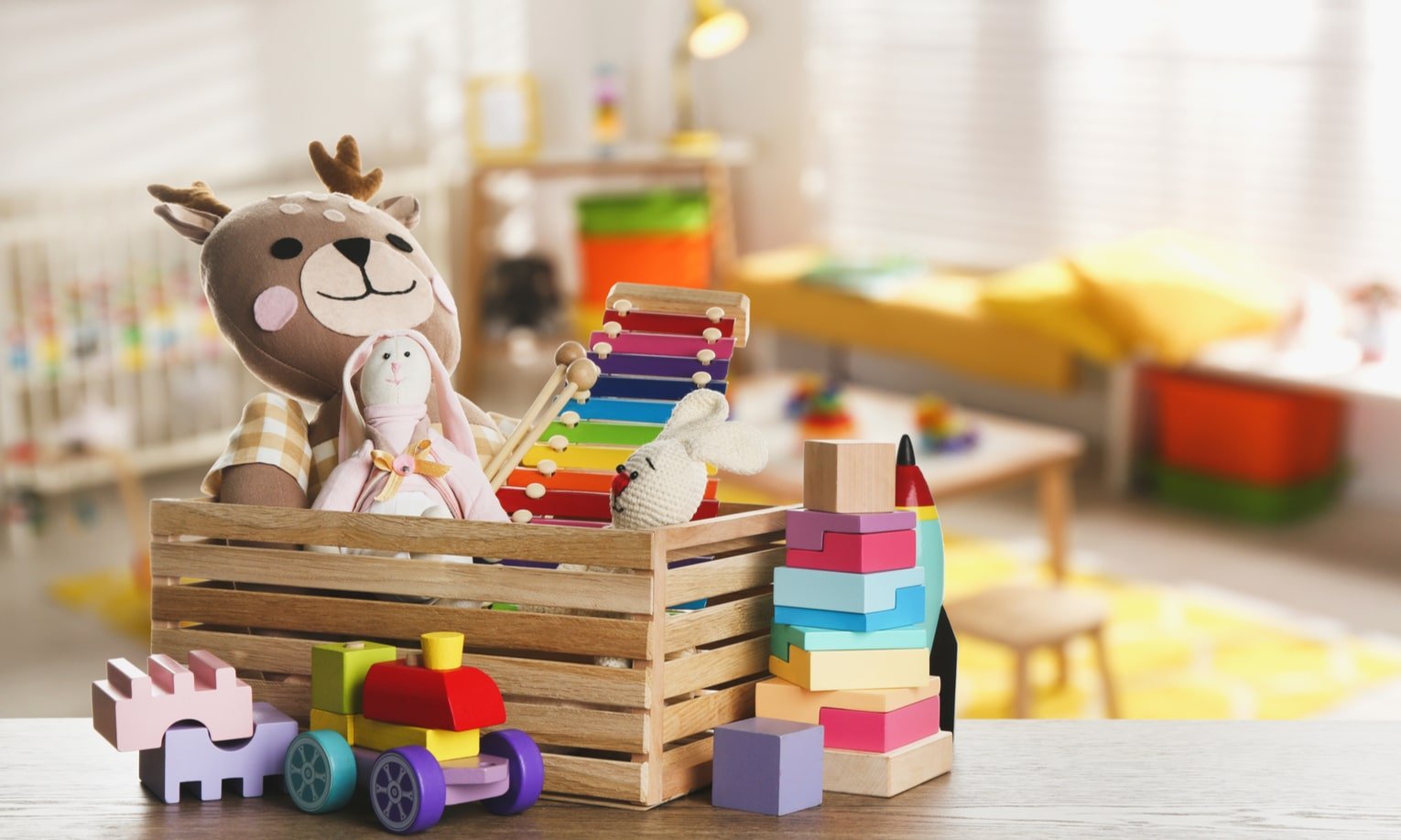 детские игрушки сложены в коробку