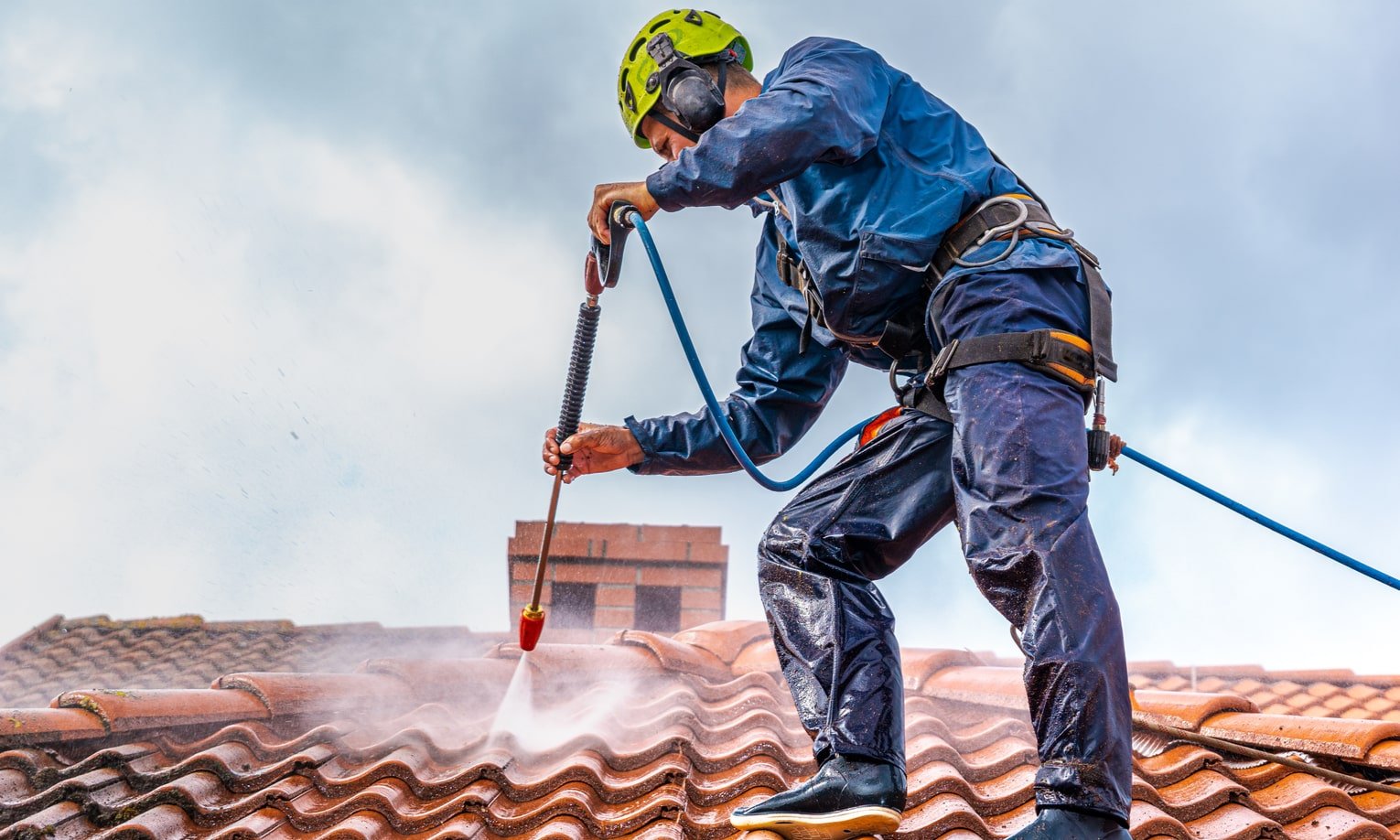 mees peseb survepesuriga katust