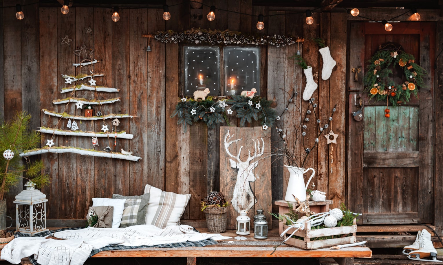 рождественские декорации для дома из древесины и бытовых предметов