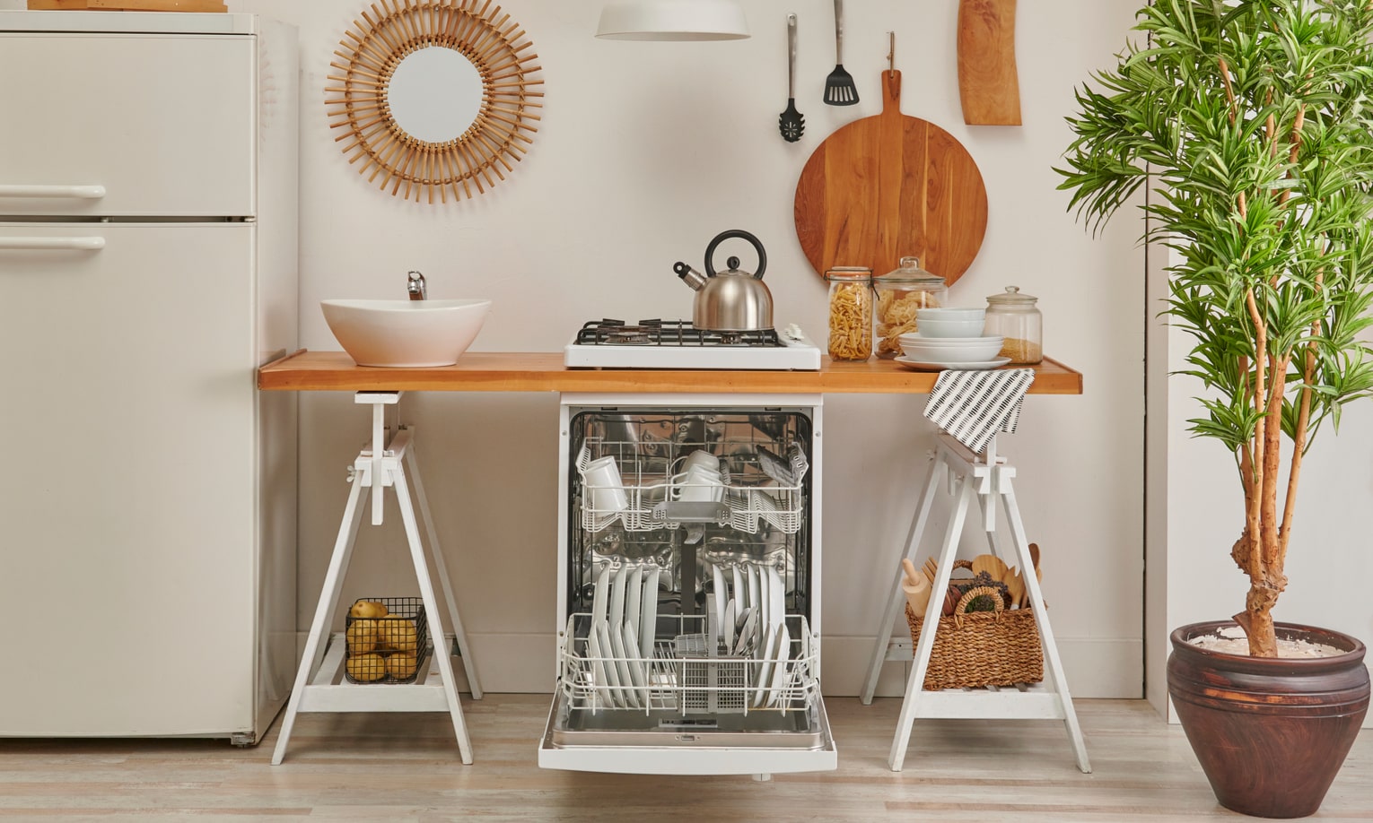 свободностоящая посудомоечная машина стоит на кухне