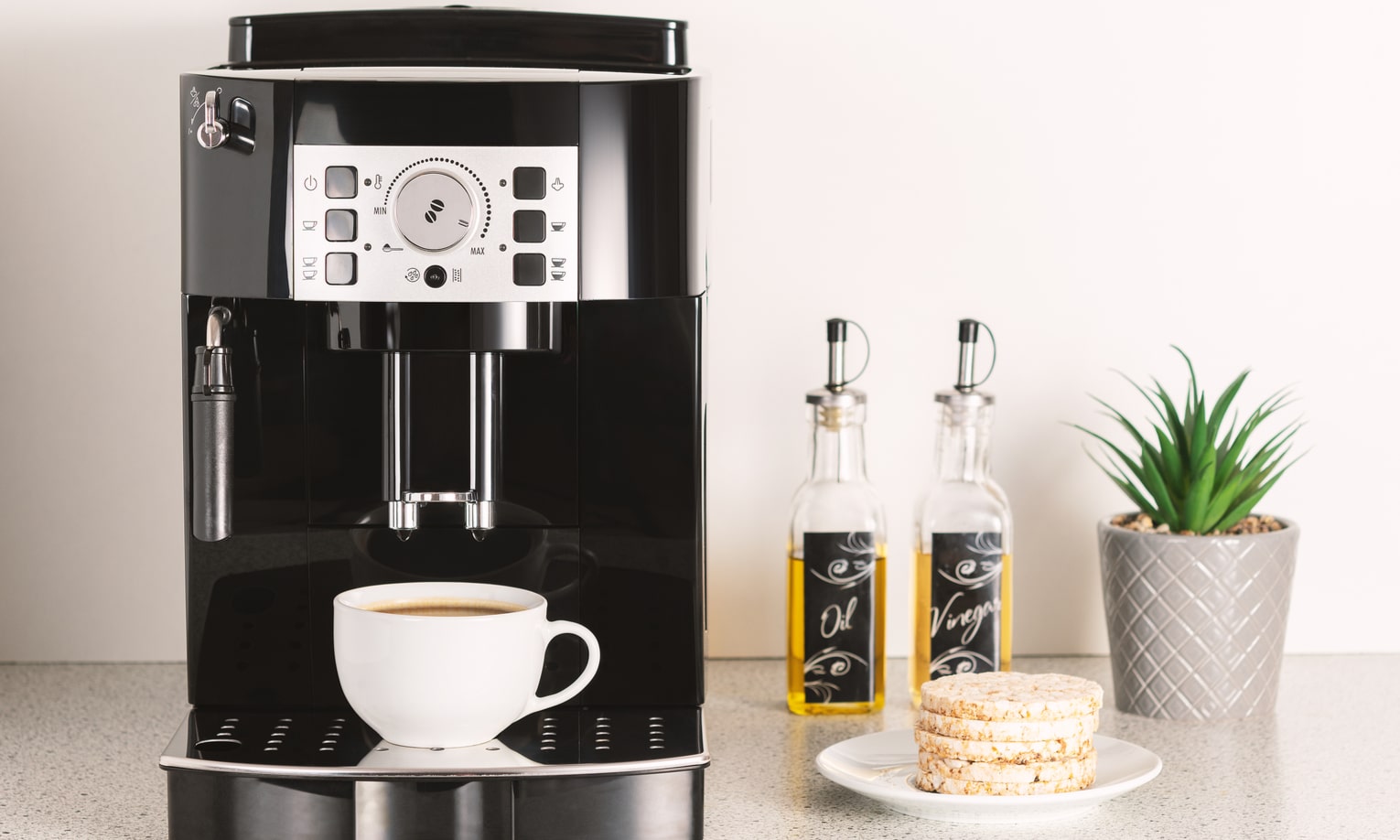 automatinis kavos aparatas virtuveje