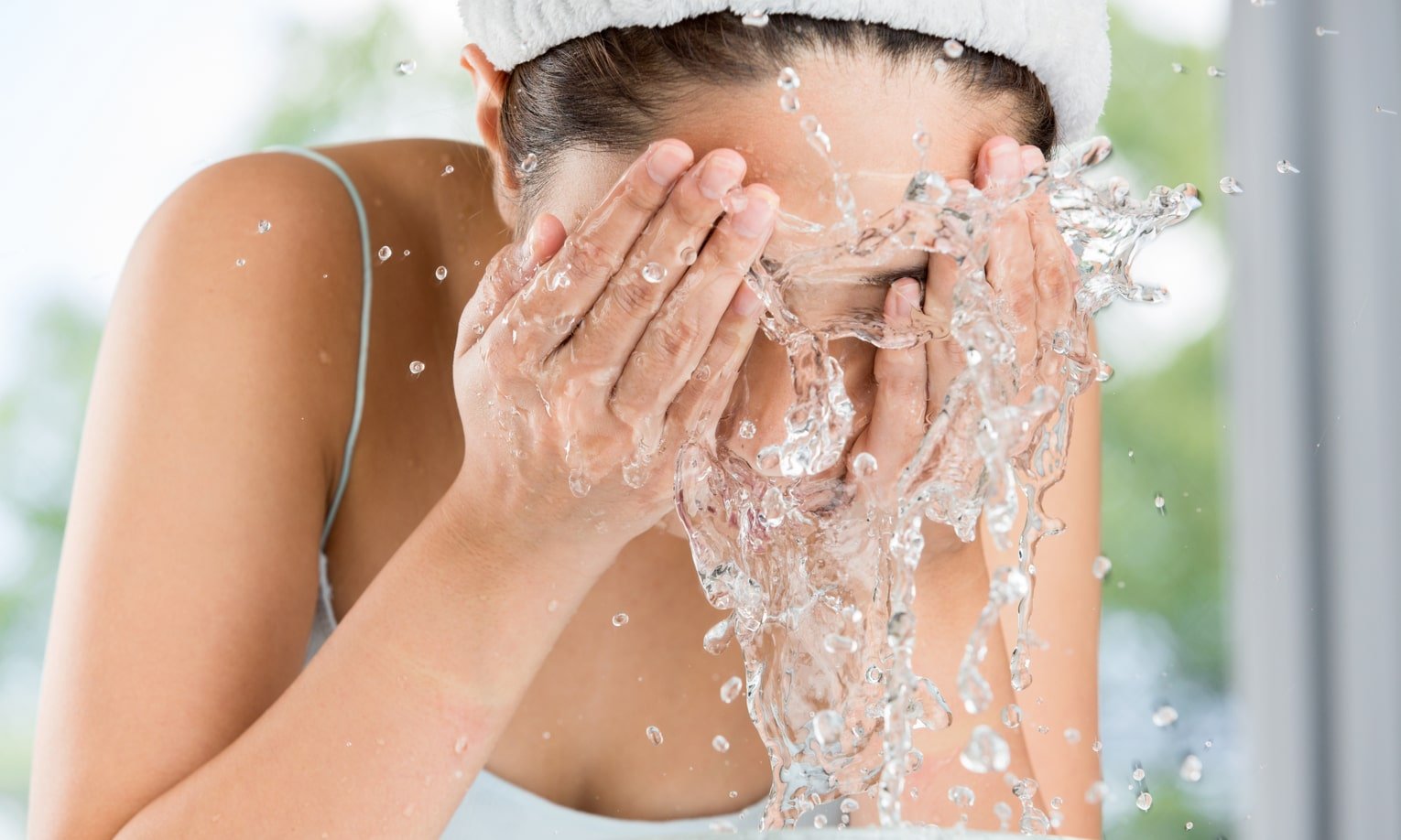 naine peseb veega nägu
