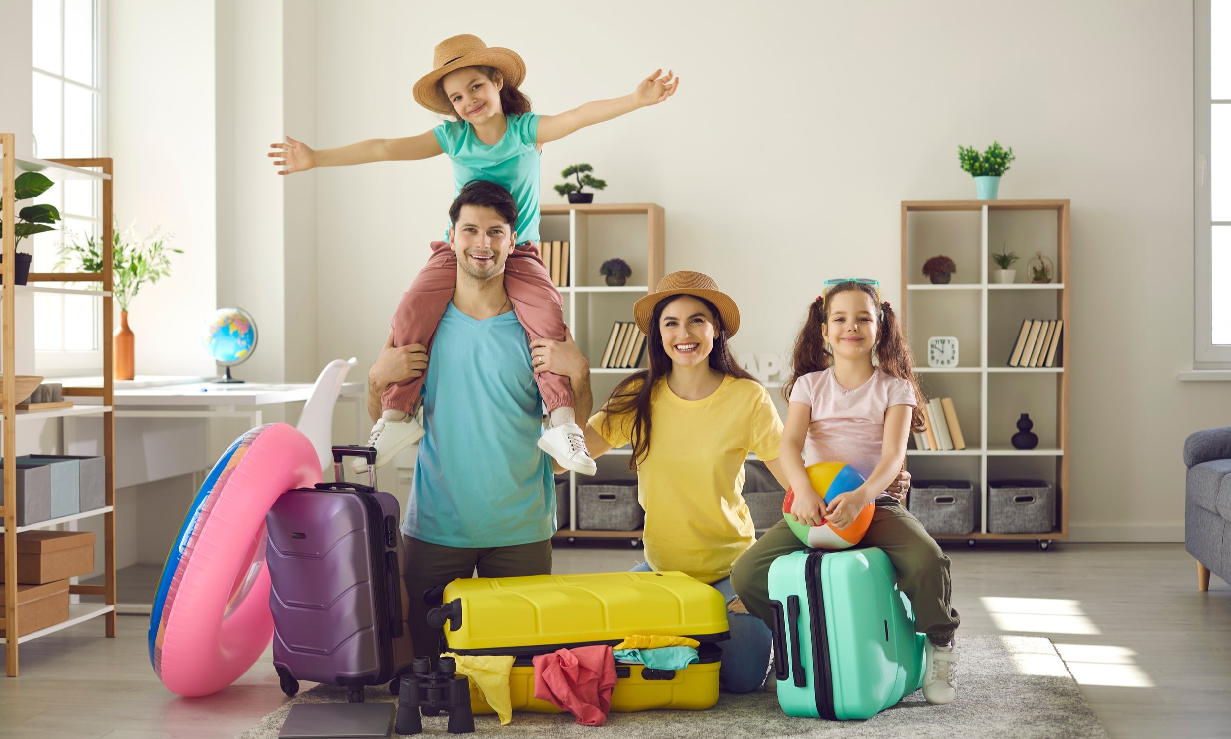 семья собирает чемоданы в отпуск