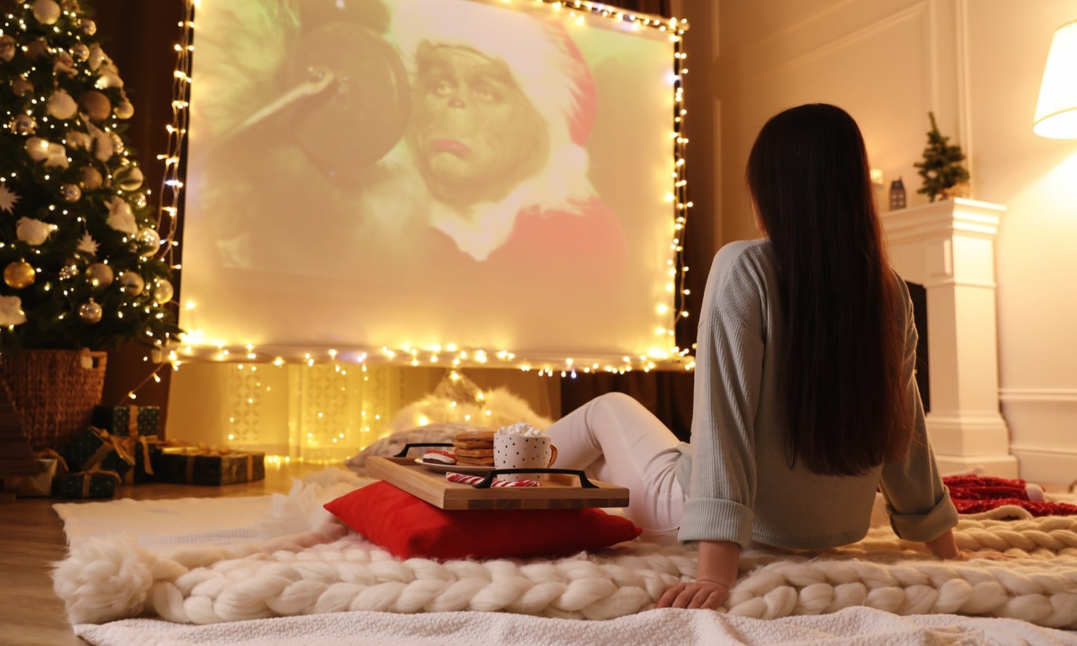 tüdruk vaatab grinchi jõulufilmi