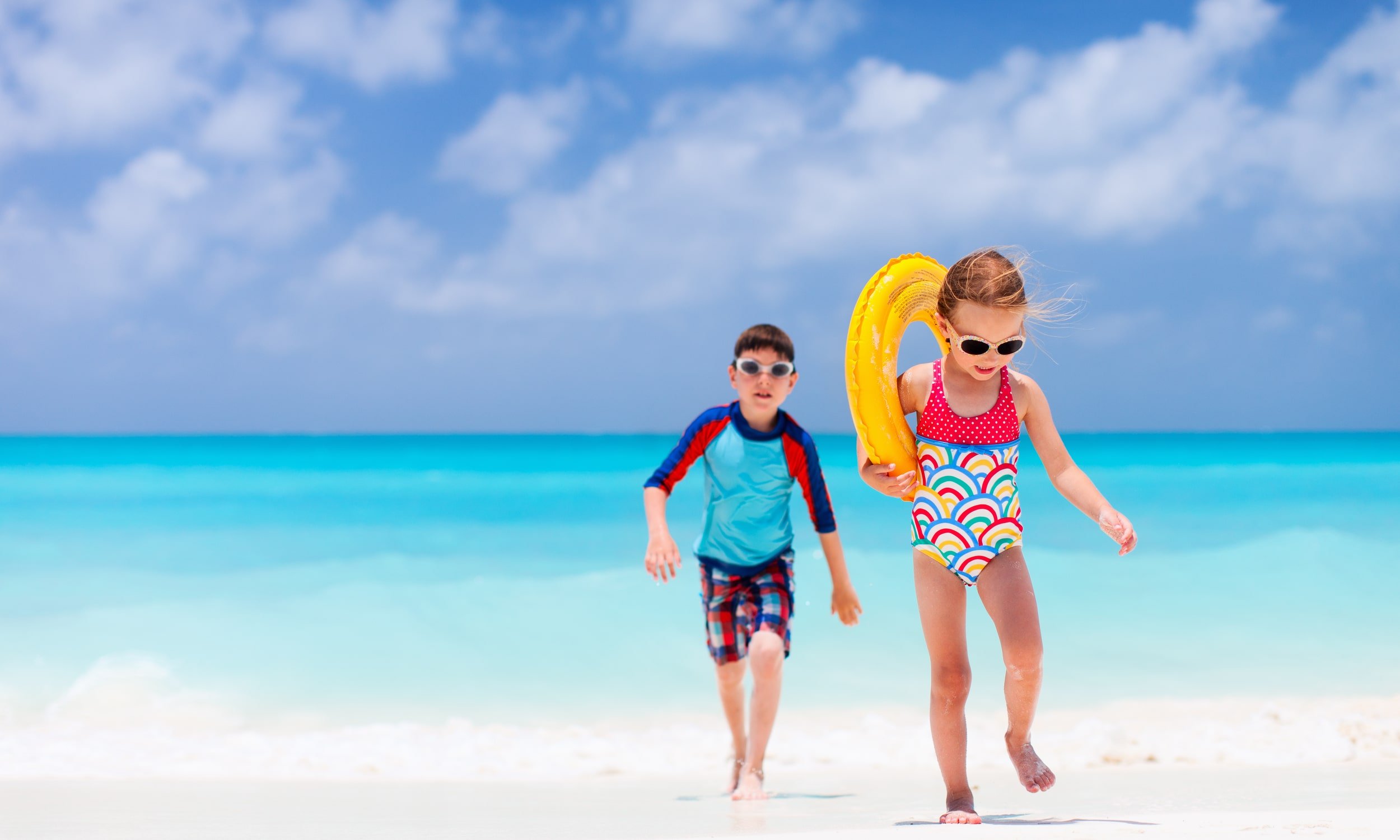 мальчик и девочка в купальниках на пляже