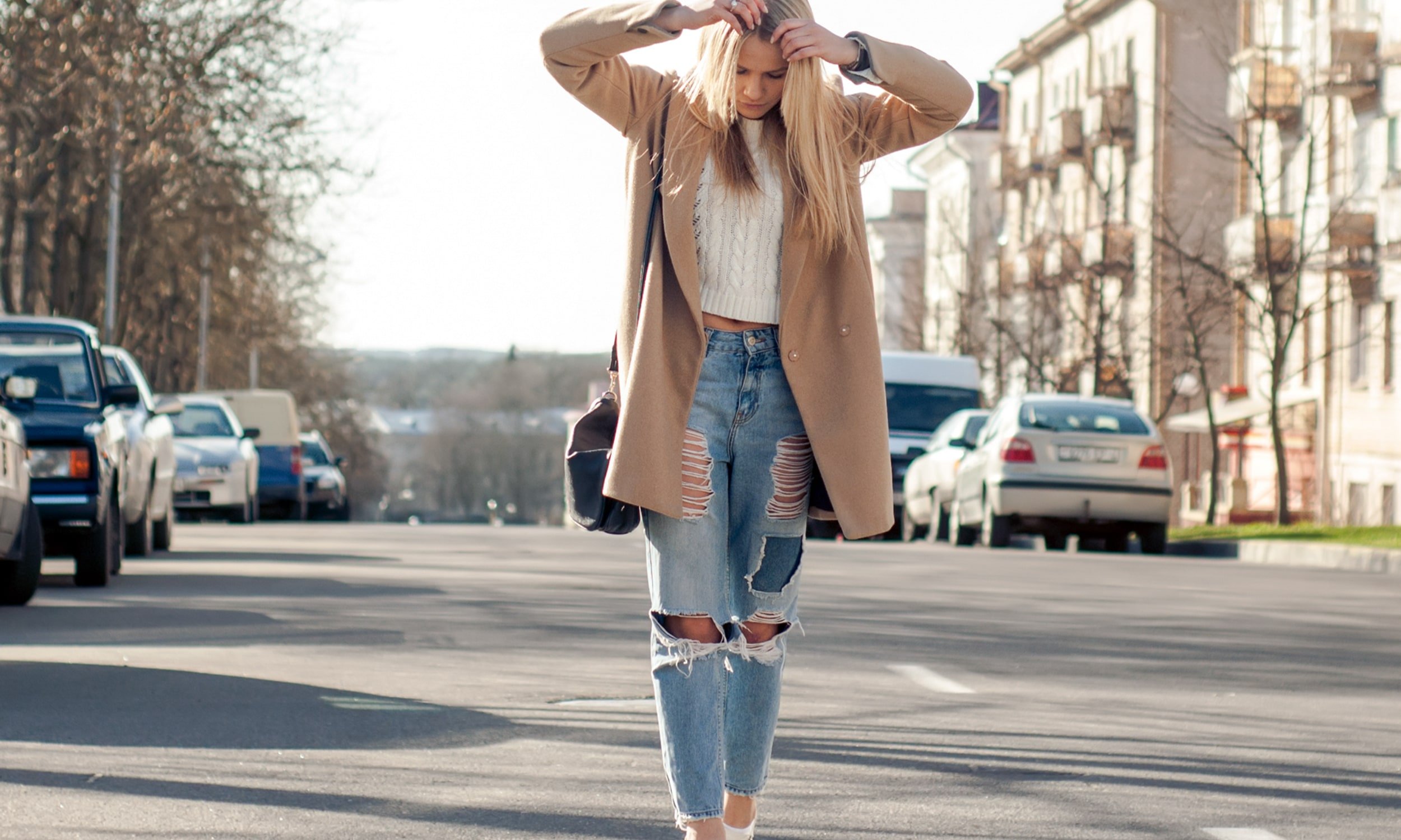 девушка на улице в рваных джинсах