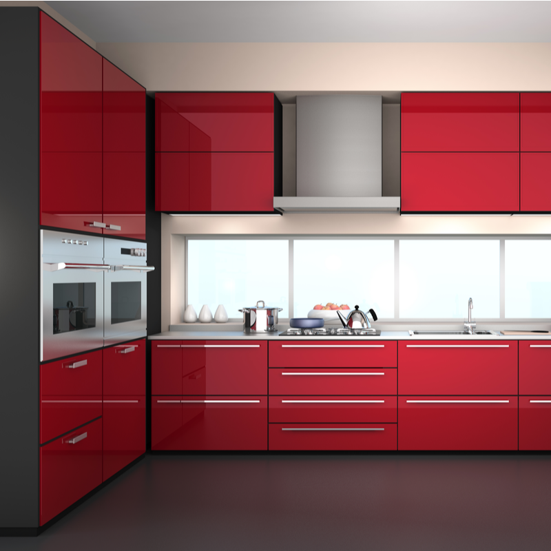 moderna sarkana virtuve ar stura planojumu