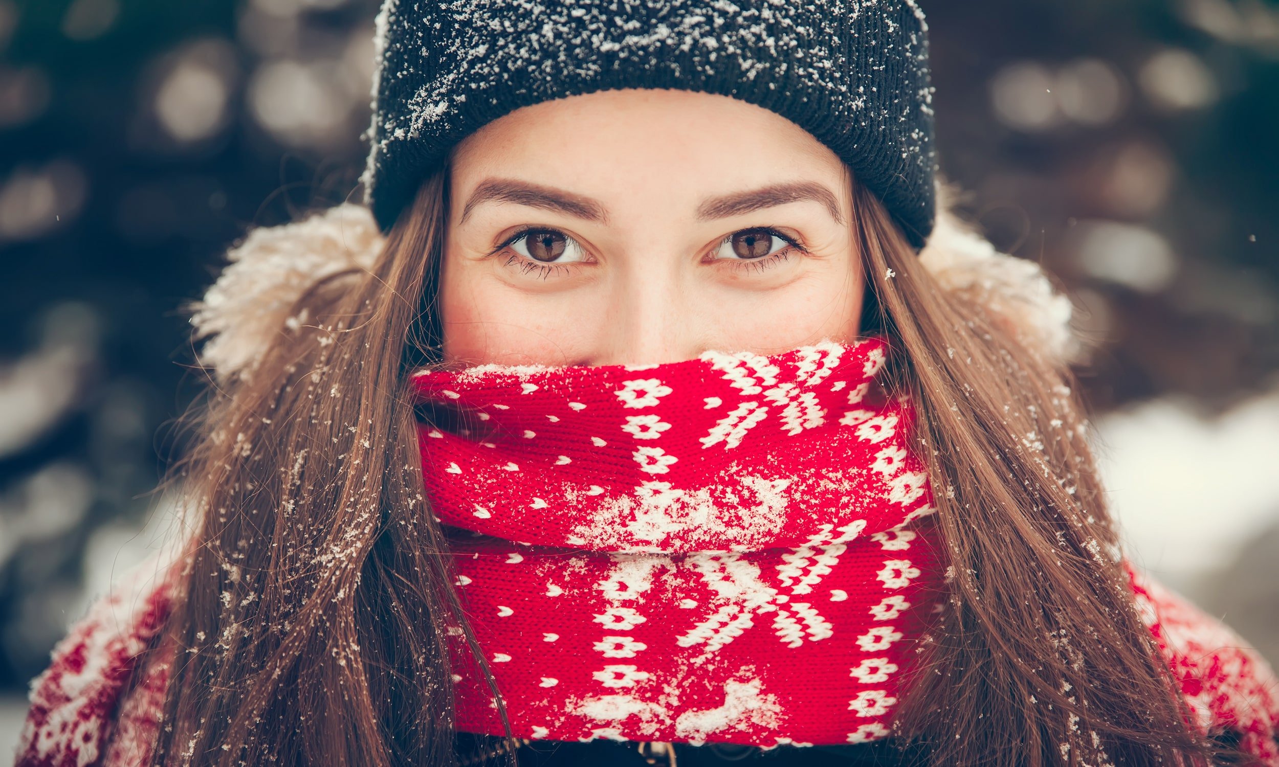 девушка в шарфе и шапке в снежную погоду