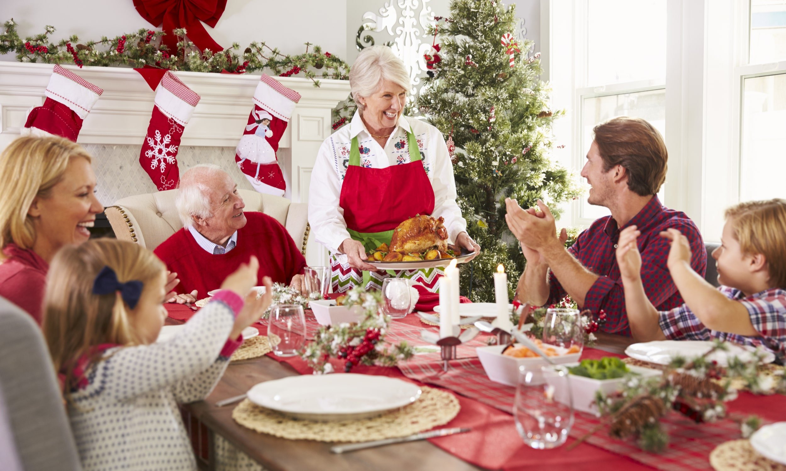 vanaema pakub perele jõulutoitu