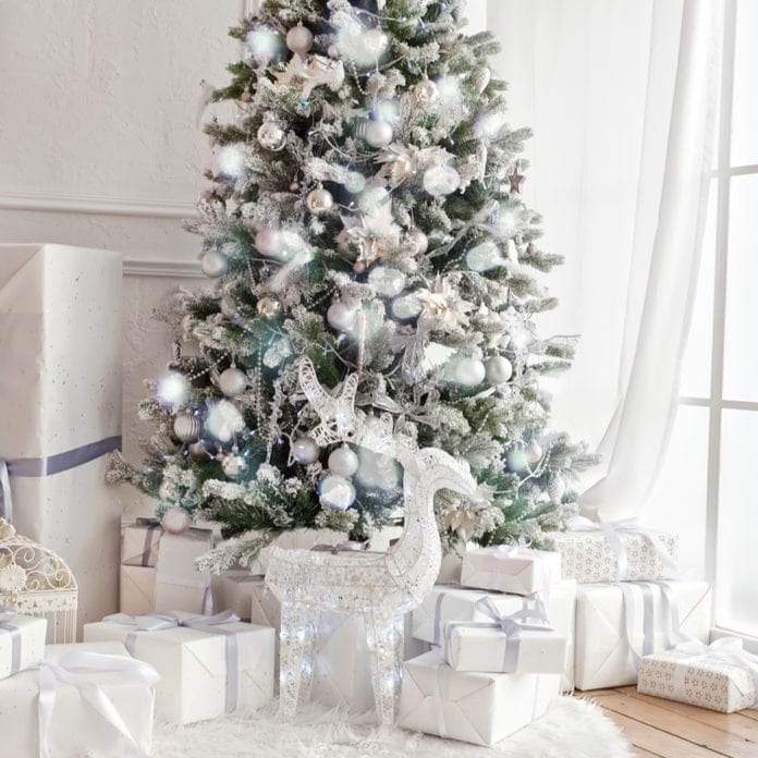 новогодняя елка с серебряными и белыми деталями