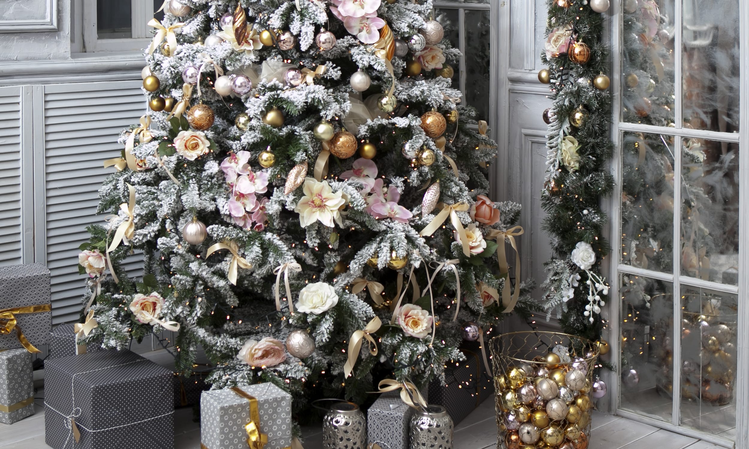 новогодняя елка украшена цветами