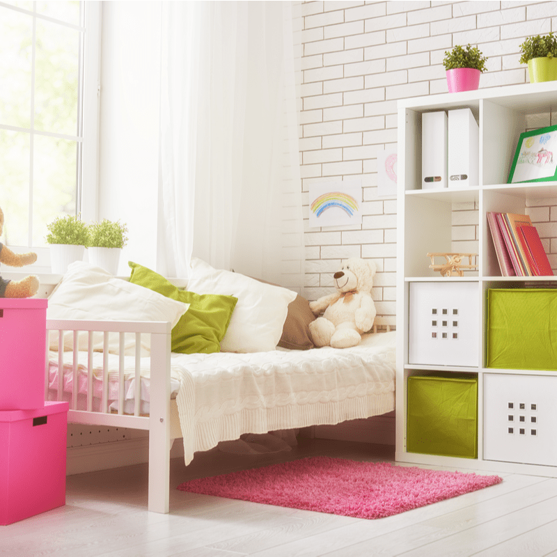 розовая учебная комната для девочки с розовой кроватью и ярким комодом
