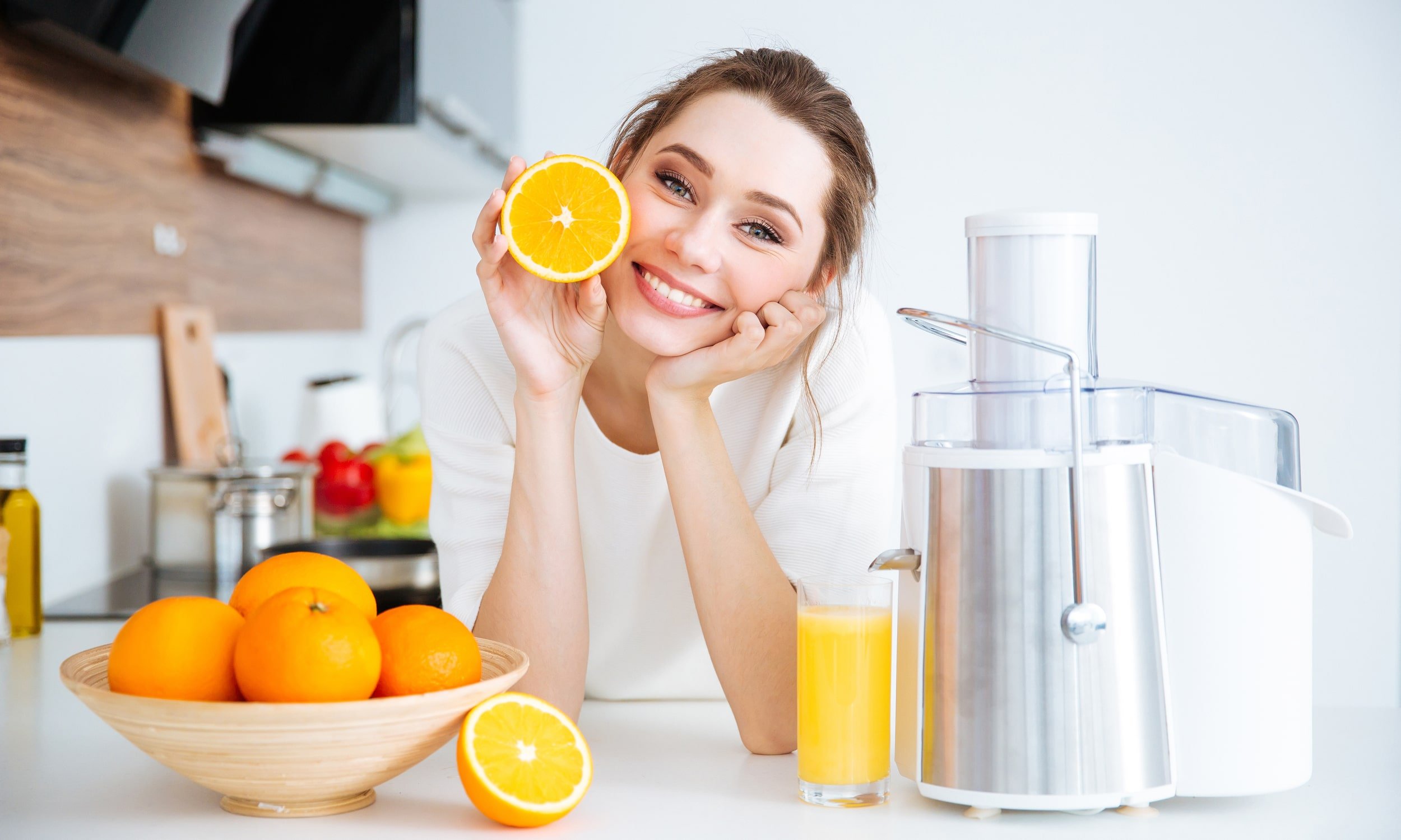 sieviete izmanto sulu spiedi citrusaugliem virtuve