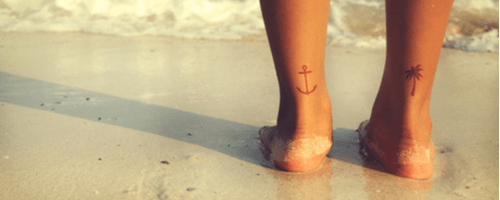 mergina stovi papludimyje basa, ant koju turi pora tatuiruociu