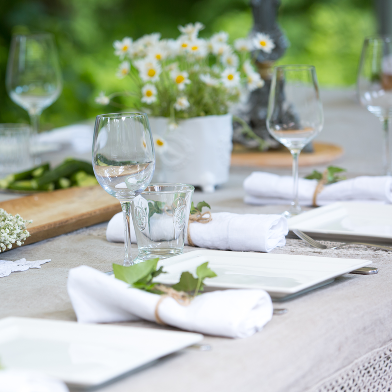 kaip dekoruoti ir paruosti stala vestuvems naudojant tvarius indus ir irankius