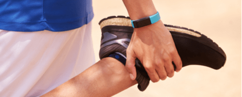 virietis sportojot izmanto viedpulksteni ar zilu rokasspradzi