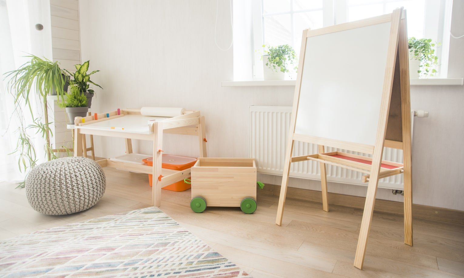 деревянная доска для рисования стоит в детской комнате