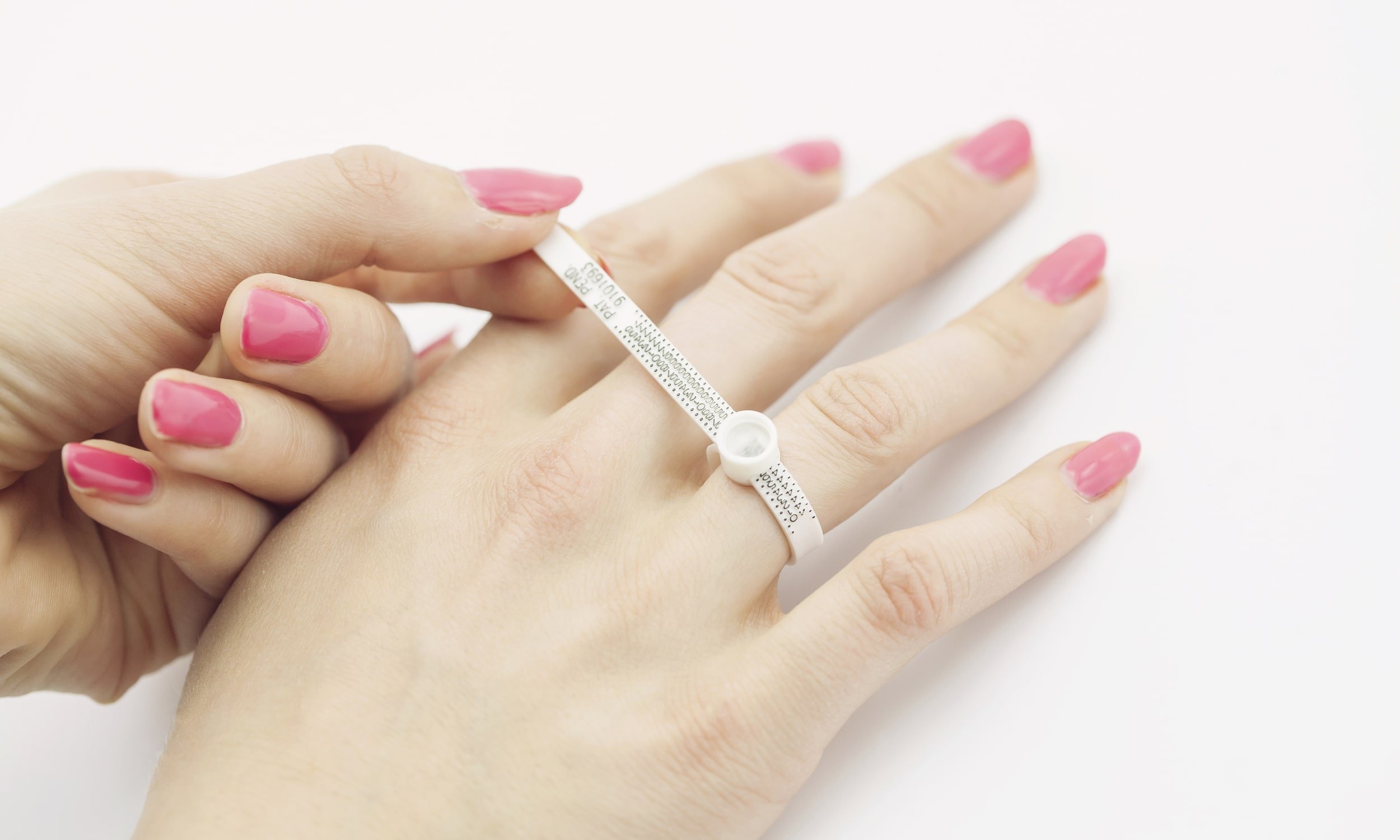 uue sõrmuse ostmiseks spetsiaalse lindiga sõrme suuruse mõõtmine