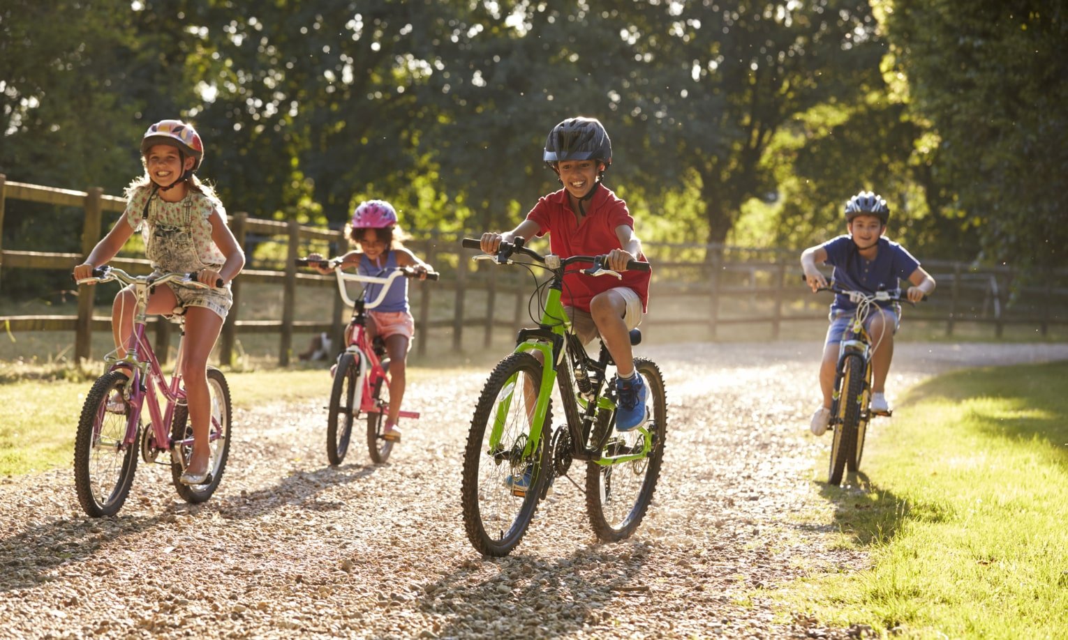 vaikai vazineja dviraciais parke