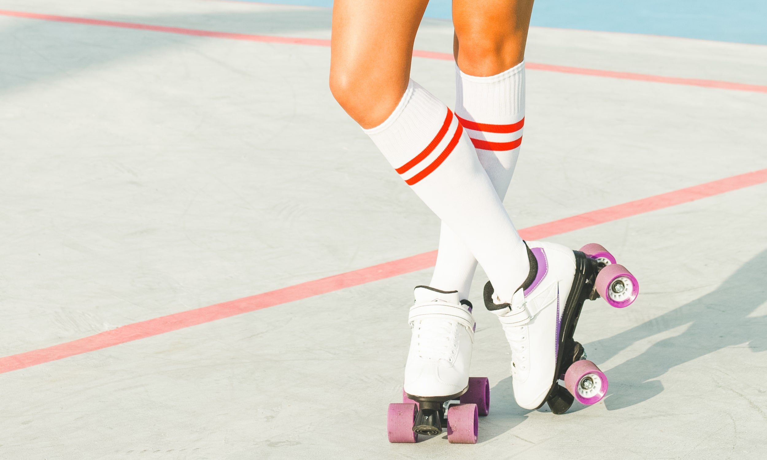 девушка в ретро стиле на роликовых коньках летом