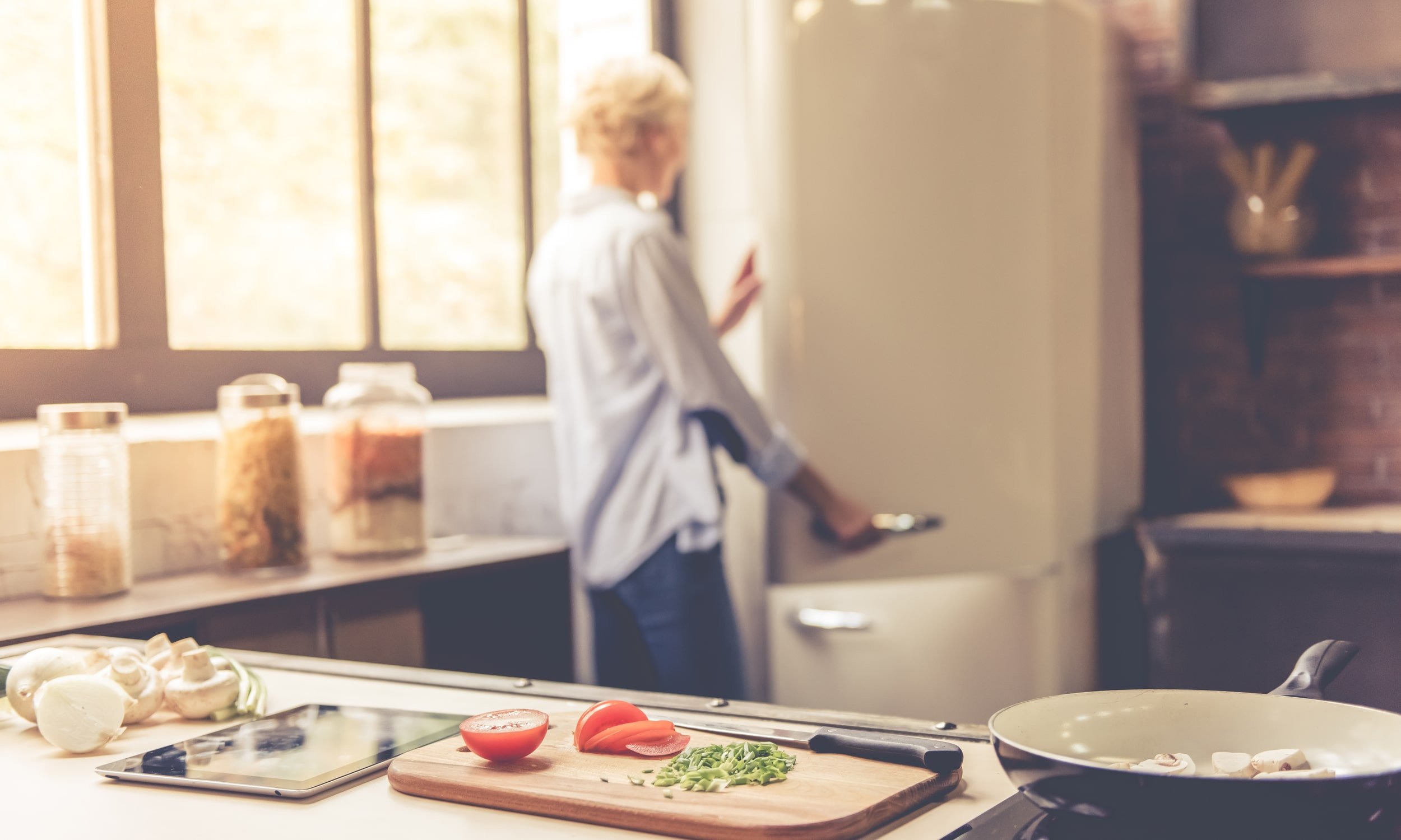 naine avab külmkappi köögis