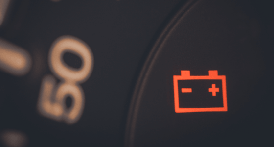 световой индикатор на приборной панели автомобиля показывает, что аккумулятор разряжен