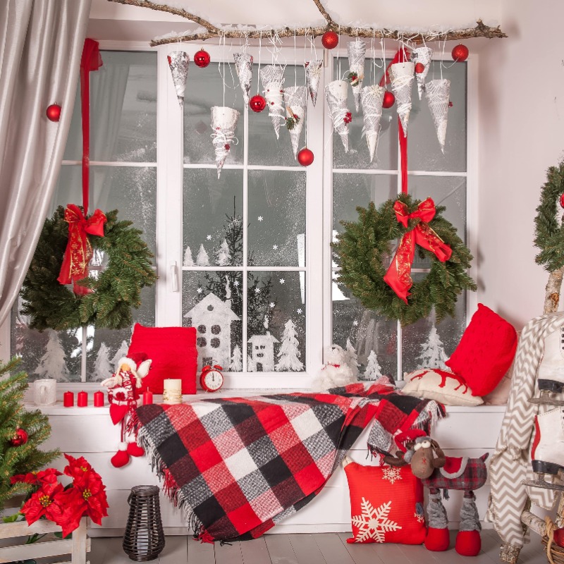 окно и подоконник украшены рождественскими декорами